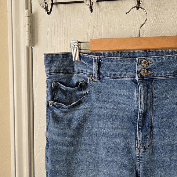 American Eagle Hi-Rise Artist Flare Jeans - Picture 5 of 13